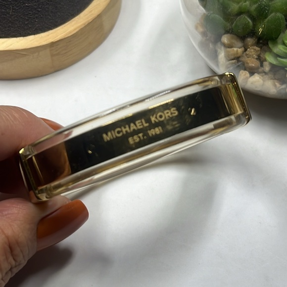 MICHAEL KORS Gold Heritage logo plaque acrylic hinged bracelet - Picture 2 of 11